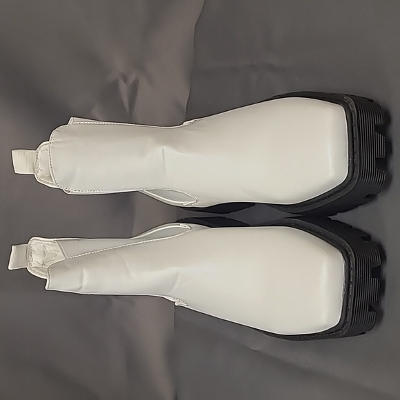 WOMEN'S Outdoor Square Toe Ankle Boots with Elastic Ankle Panel, White, Size 7 - Picture 1 of 8